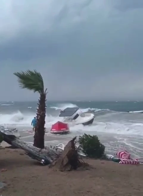 Fırtına Avşa Adası’nda teknelere zarar verdi
