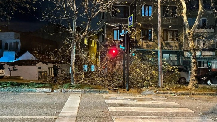 Fırtına Bursa'yı yıktı geçti! Otobüsün üzerine uçan çatı 2 yolcuyu yaraladı