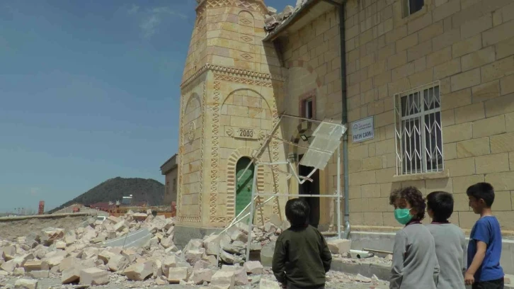 Fırtına cami minaresini yıktı
