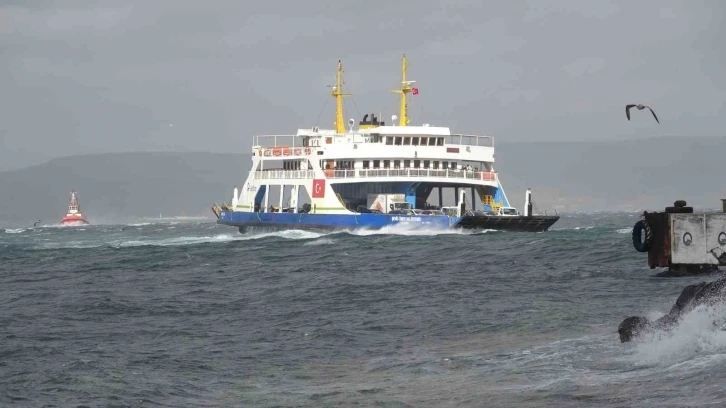 Fırtına nedeniyle Çanakkale Boğazı’ndaki tüm feribot seferleri durduruldu
