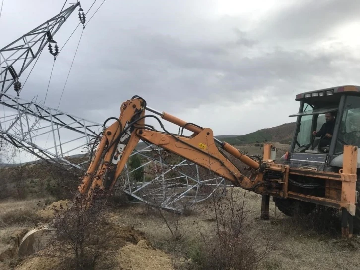 Fırtına sonrası elektrik kesintileriyle mücadele: Elektrik şirketi 305 araç ve 882 personel ile sahada
