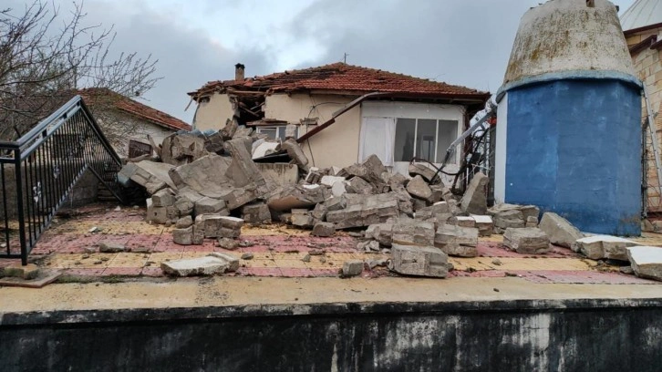 Fırtınada caminin minaresi, evlerin çatısı uçtu! İmam yaralandı