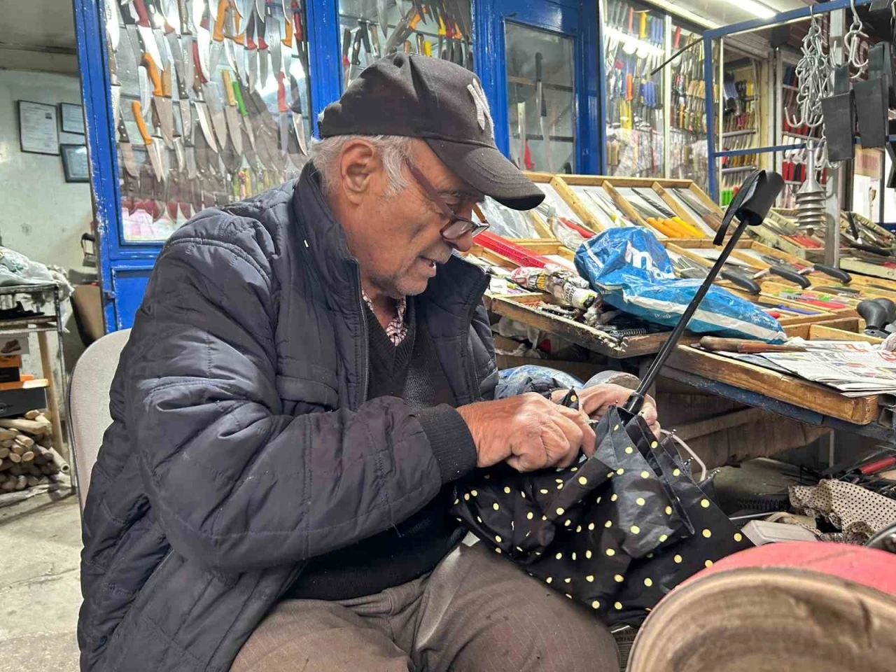 Fırtınalarda kırılan şemsiyeler tamircilerde yoğunluğa sebep oldu
