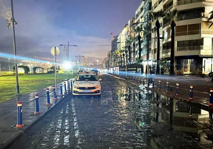 Fırtınanın vurduğu İzmir’de çalışmalar gece de sürüyor
