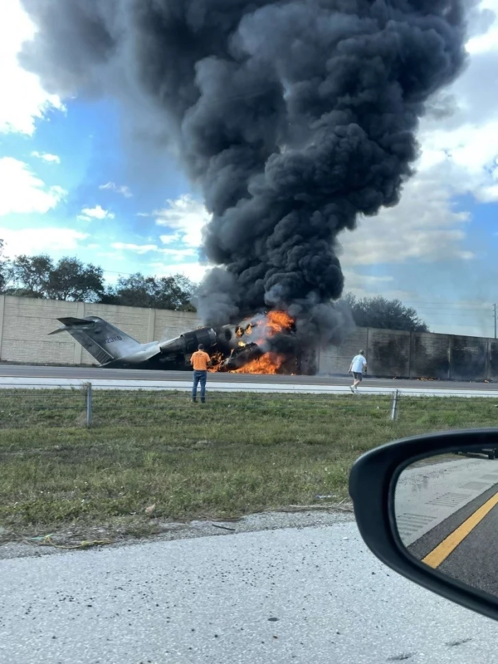 Florida’da otoyola inen küçük uçak araca çarpıp alev aldı: 2 ölü
