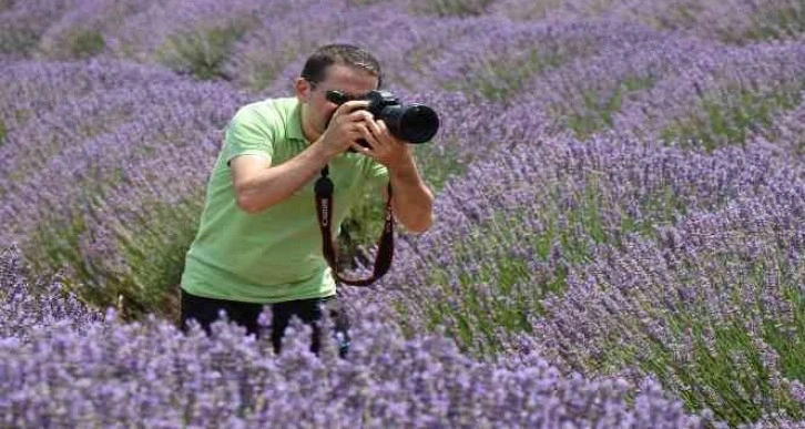 Fotoğraf sanatçısı Ayan, fotoğraf hikayelerini kitaplaştırdı