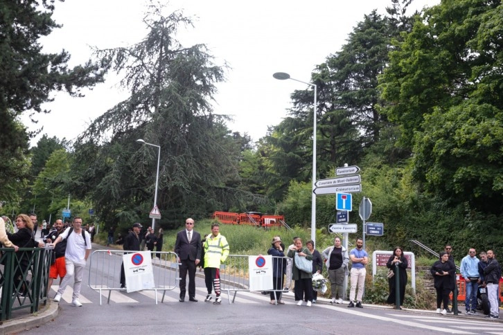 Fransa’da polis kurşunuyla ölen genç defnedildi