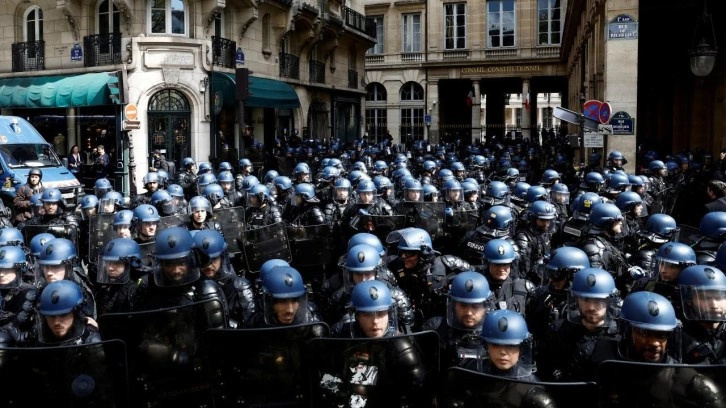 Fransa'da polislerin ırkçı söylemlerini ifşa eden Afrikalı yeniden gözaltına alındı