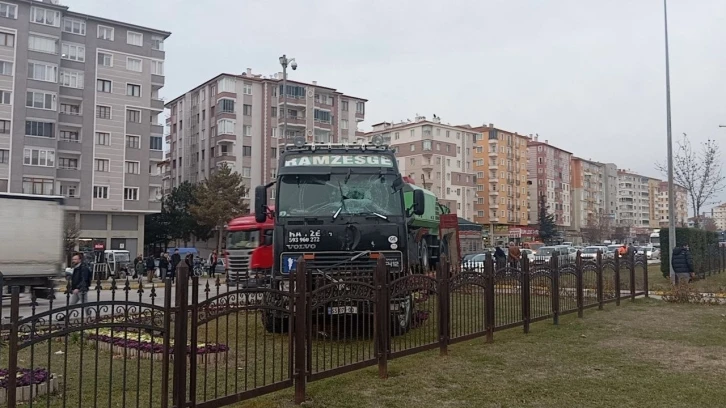 Fren balataları ısınan tır refüje daldı
