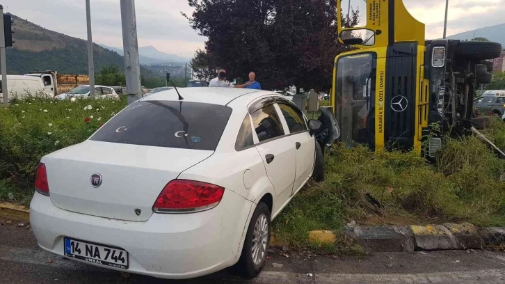 Freni boşalan asfalt kamyonu otomobile çarpıp devrildi: 6 yaralı
