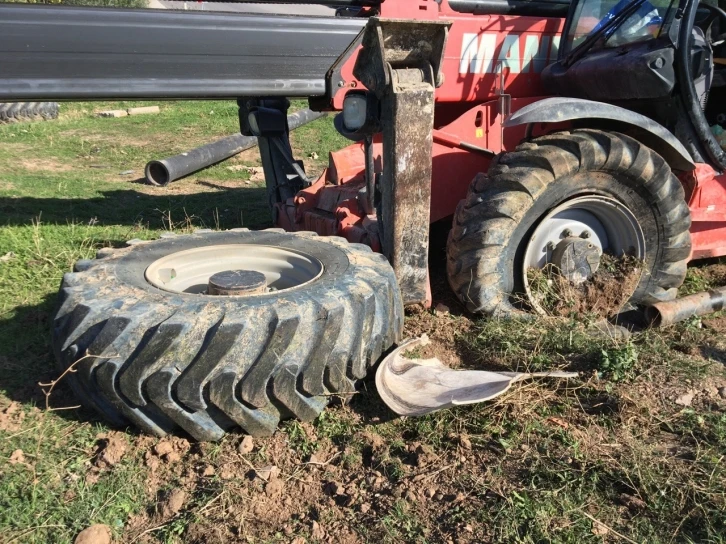 Freni boşalan iş makinası takla attı: 1 yaralı
