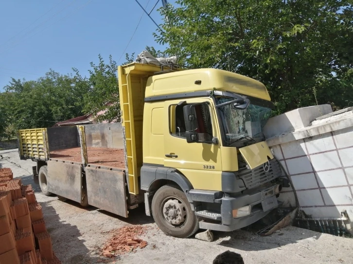 Freni boşalan kamyon cami avlusuna daldı: 1 yaralı
