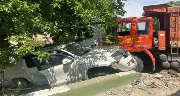 Freni patlayan kamyon, araçları önüne katıp sürükledi