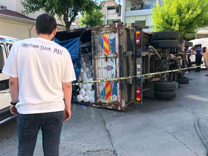 Freni patlayan kamyon minibüsün üzerine devrildi: 1 yaralı
