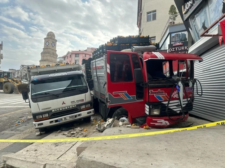 Freni patlayan kamyon önüne aldığı aracı sürükleyerek dükkana girdi: 2 yaralı
