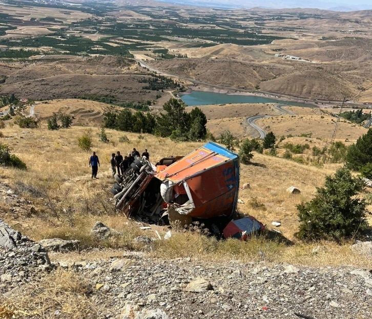 Freni patlayan kamyon şarampole devrildi: 2 ölü, 2 yaralı
