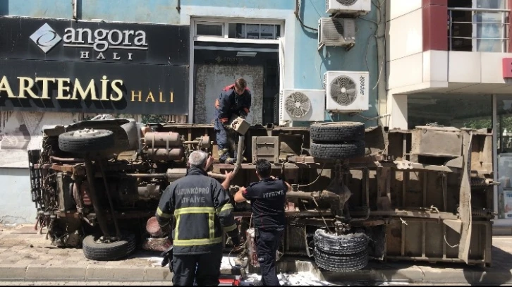 Freni patlayan kömür yüklü kamyon, kaldırıma çıkarak yan yattı
