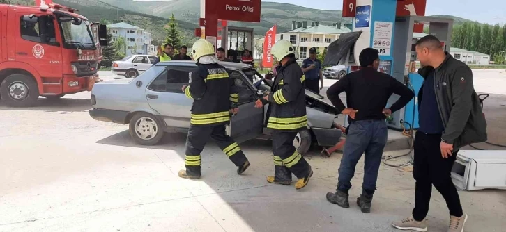 Freni patlayan otomobil akaryakıt istasyonuna girdi: 2 yaralı
