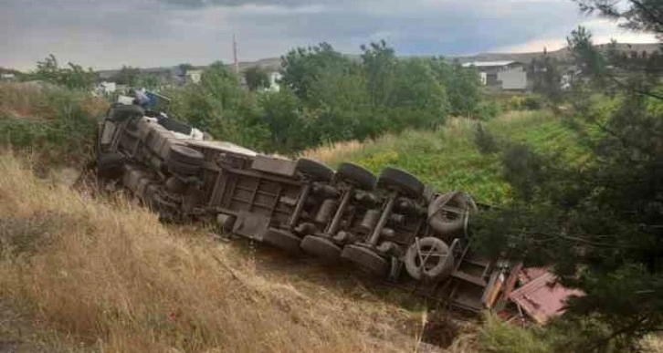 Freni patlayan tır şarampole devrildi