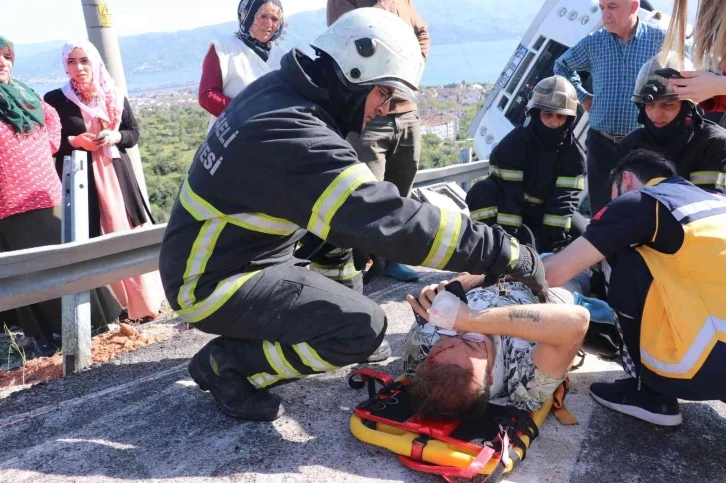 Freni tutmayan çekici, üzerindeki iş makinesiyle birlikte devrildi
