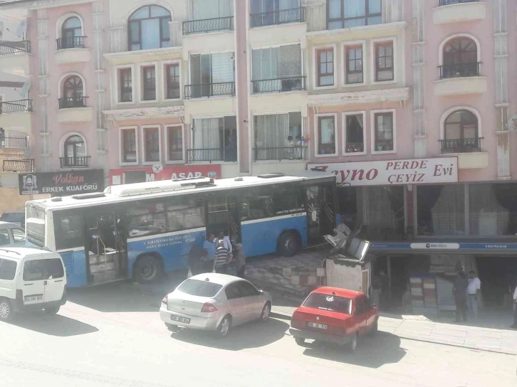 Frenleri arızalanan belediye otobüsü dükkana daldı
