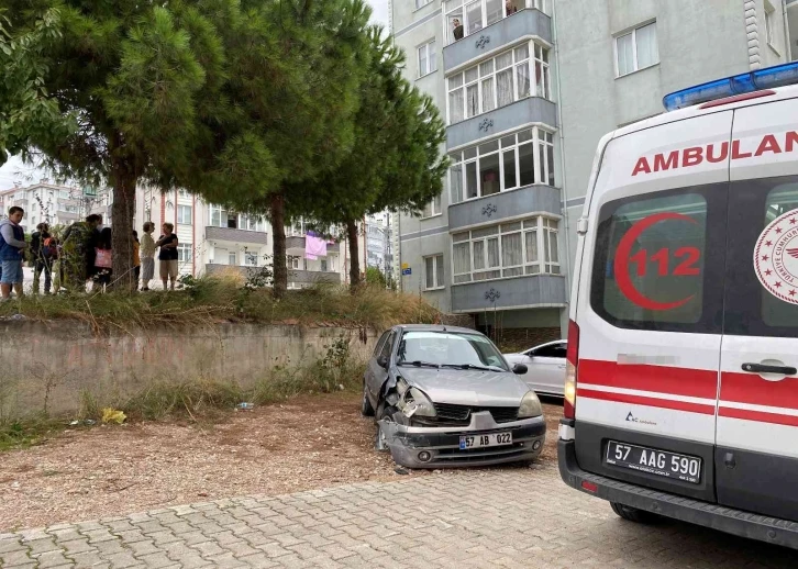 Frenleri boşalan otomobil istinat duvarından düştü
