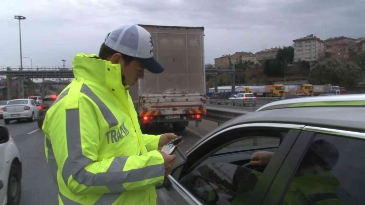 FSM Köprüsü girişinde çakar denetimi: Kurallara uymayan sürücülere cezai işlem uygulandı
