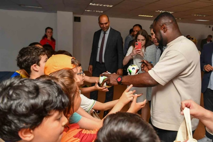 Futbolcu Asamoah "Ankara Sokaklarında Çalışan Çocuklar Merkezi"ni ziyaret etti
