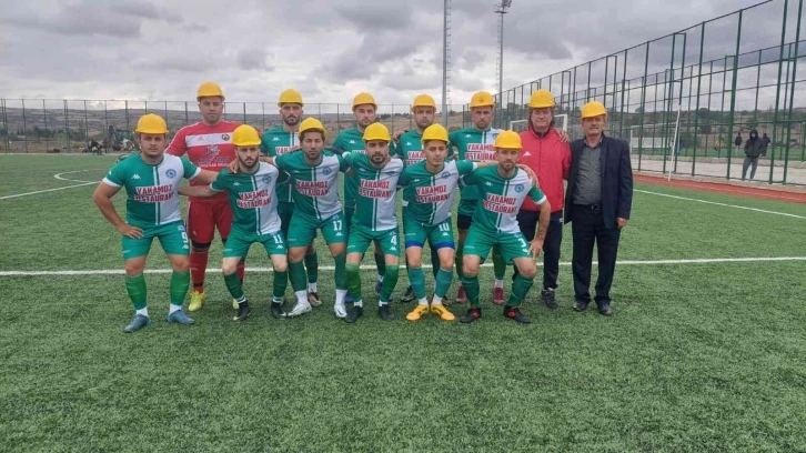 Futbolcular, madenciler için maça baretle çıktı
