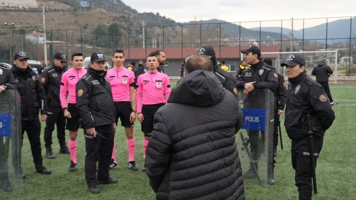 Futbolcular tribünlere el hareketi yaptı, ortalık karıştı
