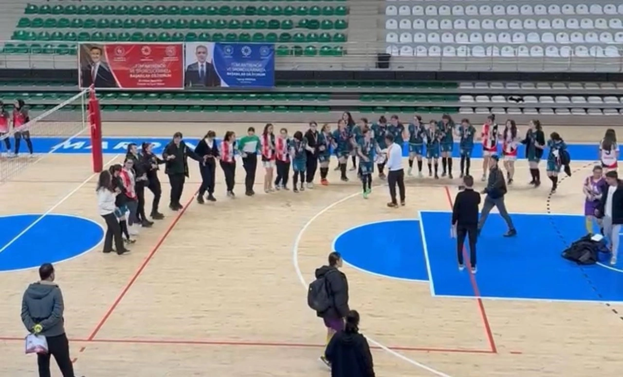 Futsal finalinde kazanan ve kaybeden takımlar halayda buluştu