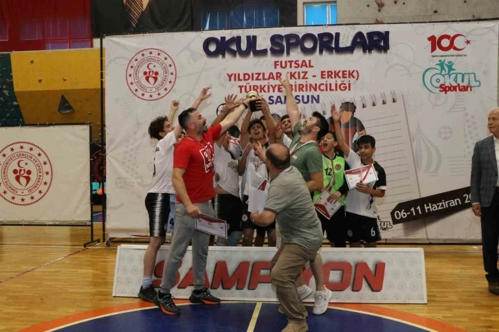 Futsal müsabakaları nefes kesti
