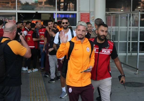 Galatasaray, Antalya’da 'Aşkın olayım' tezahüratlarıyla karşılandı