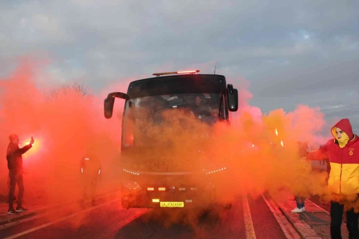 Galatasaray kafilesine Sivas’ta meşaleli karşılama
