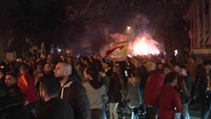 Galatasaraylı taraftarlar, takımlarını coşkuyla karşıladı
