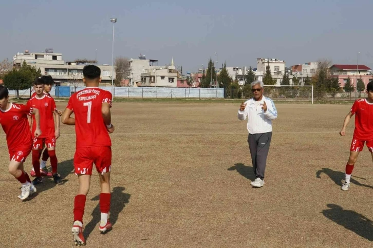 Galibiyete sevinemediler: Futbolcuların soyunma odasındaki eşyaları çalındı
