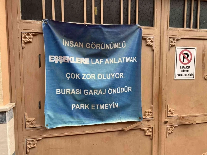 Garaj önüne araç park edenlere böyle isyan etti
