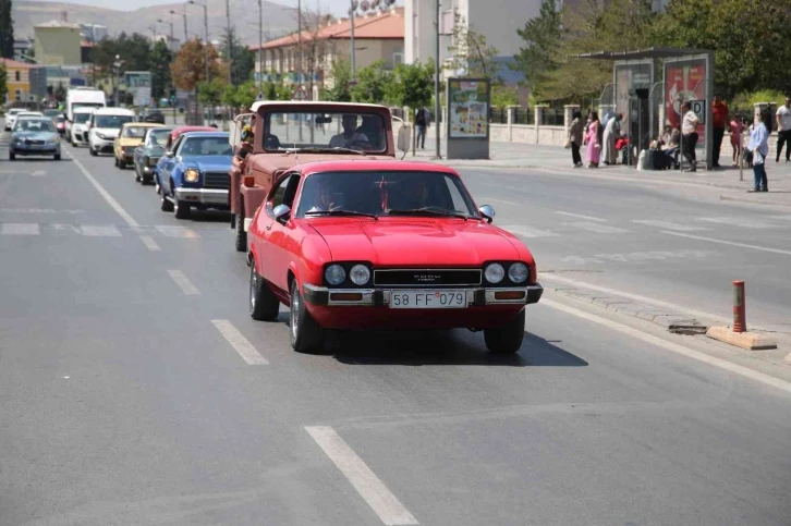 Gardaşlık Festivali kortejinde en çok dikkati klasik otomobiller çekti
