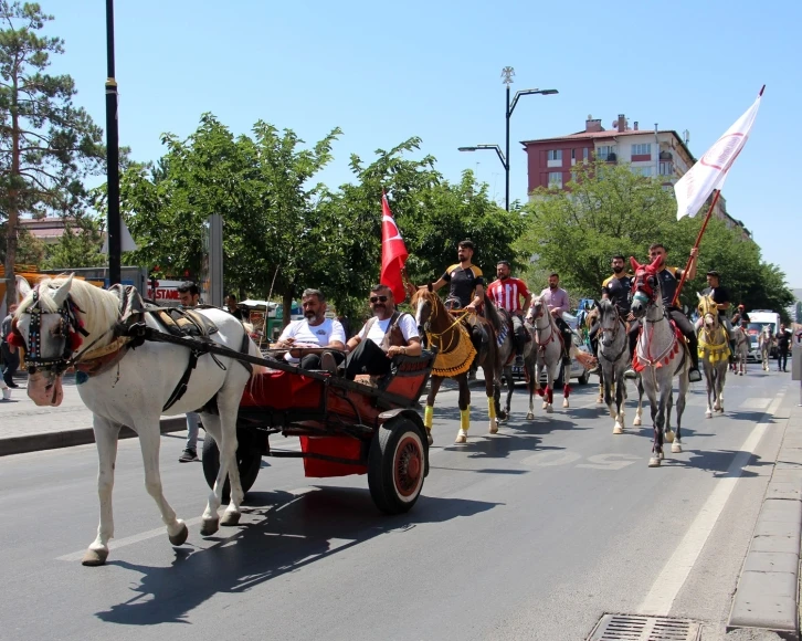 Gardaşlık yürüyüşü renkli görüntülere sahne oldu
