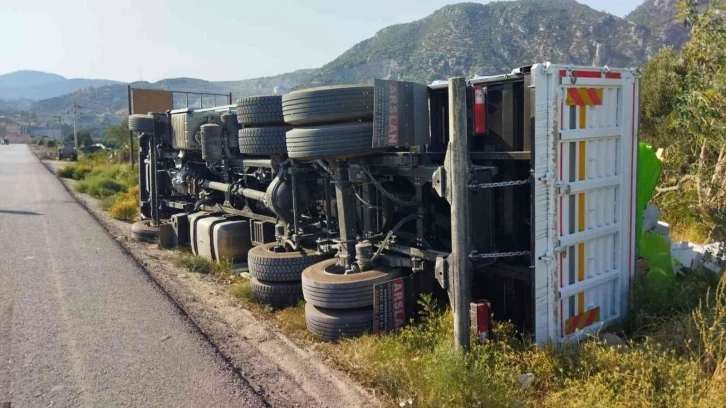 Gaz beton yüklü kamyon devrildi
