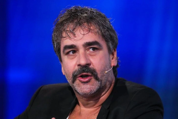 Gazeteci Deniz Yücel’e yakalama kararı