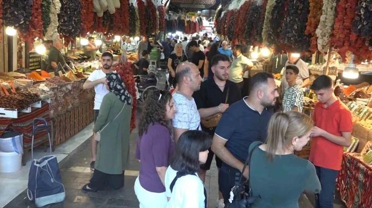 Gaziantep’e gelen gurbetçiler esnafın yüzünü güldürdü