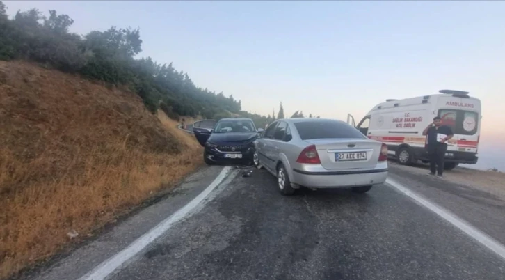 Gaziantep'te 2 otomobil birbirine girdi! Çok sayıda yaralı var 