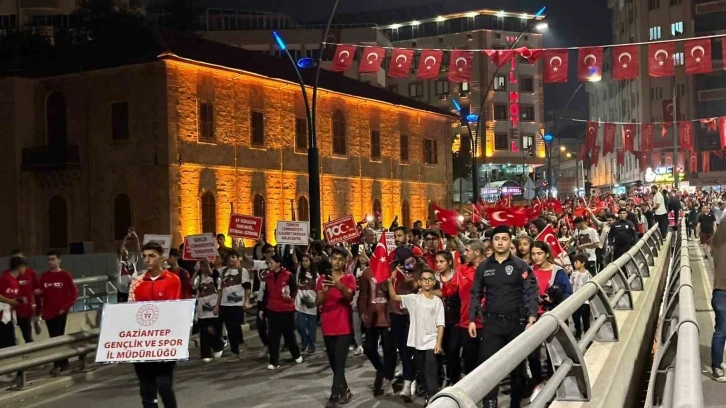 Gaziantep’te 29 Ekim coşkusu fener alayıyla sürdü
