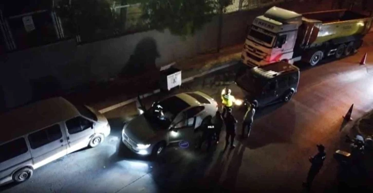 Gaziantep’te araçlar didik didik arandı, sürücüler sorgulandı
