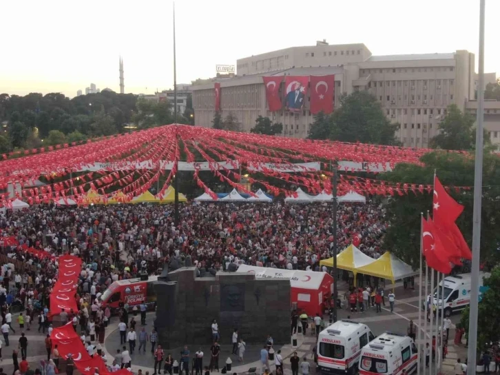 Gaziantep’te binler demokrasi nöbetinde buluştu
