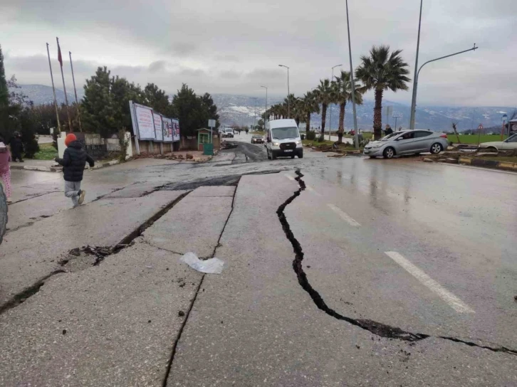 Gaziantep’te deprem sonrası hastanesi bahçesi ve yoldaki asfalt böyle ayrıldı
