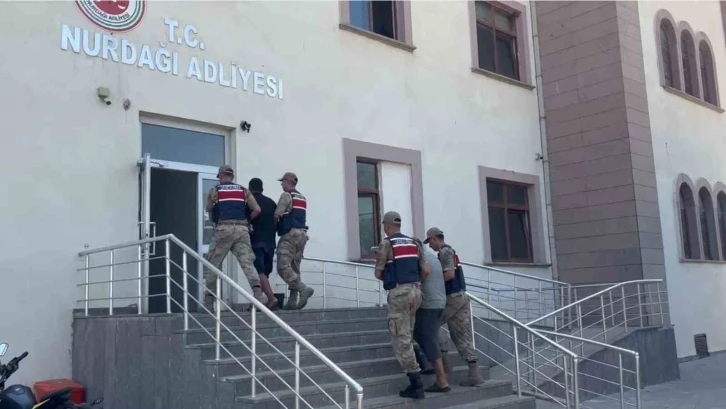 Gaziantep’te kaçak göçmen organizatörü 2 şahıs tutuklandı
