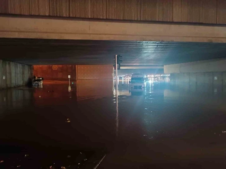 Gaziantep’te sağanak hayatı felç etti
