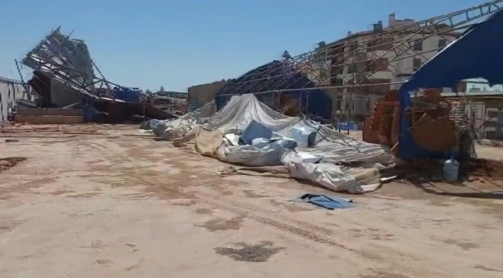 Gaziantep’te şiddetli rüzgar yemekhanenin çatısını uçurdu